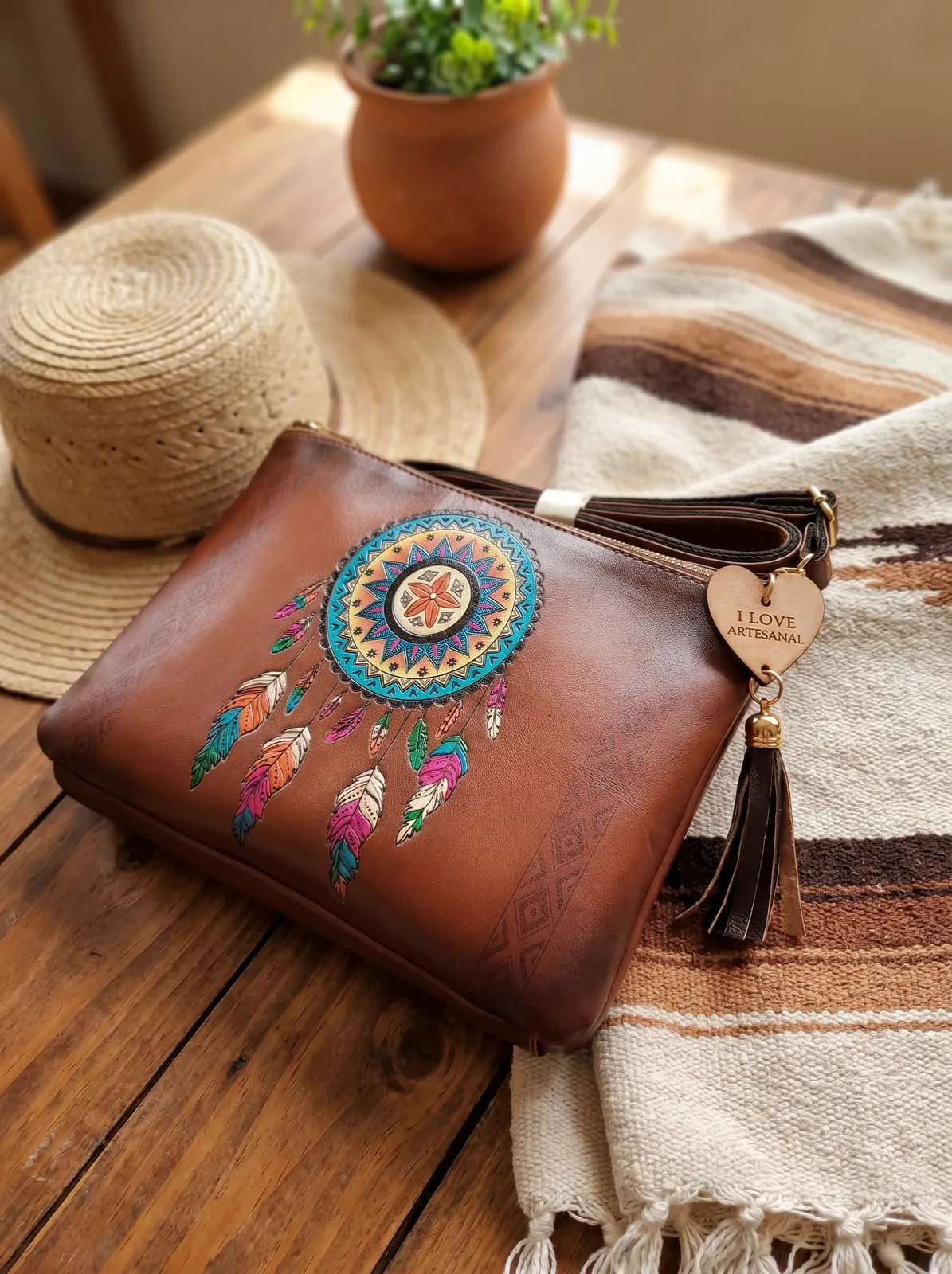Bandolera Atrapasueños Cognac en contexto